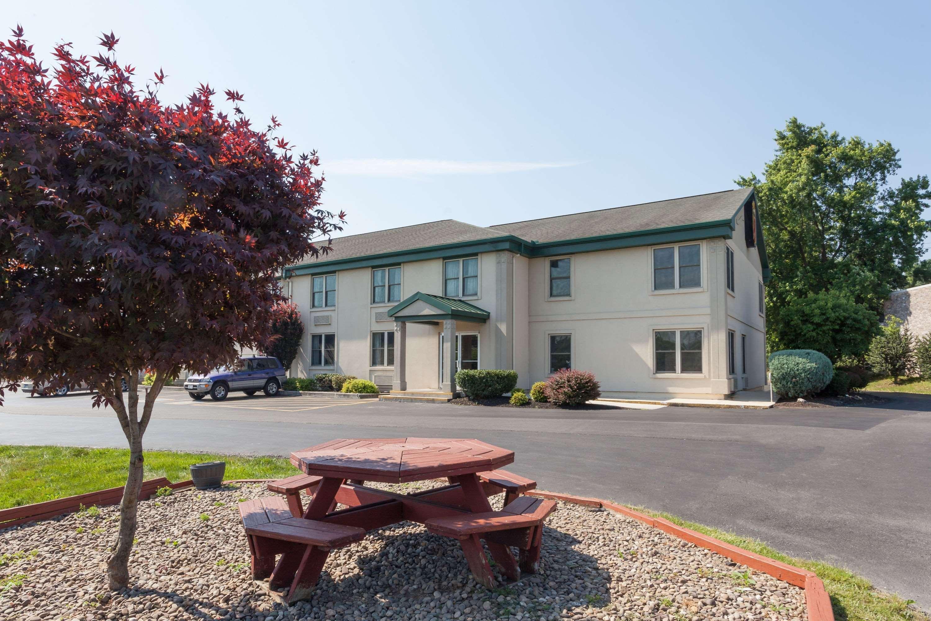 Super 8 By Wyndham Harrisburg Hershey West Buitenkant foto